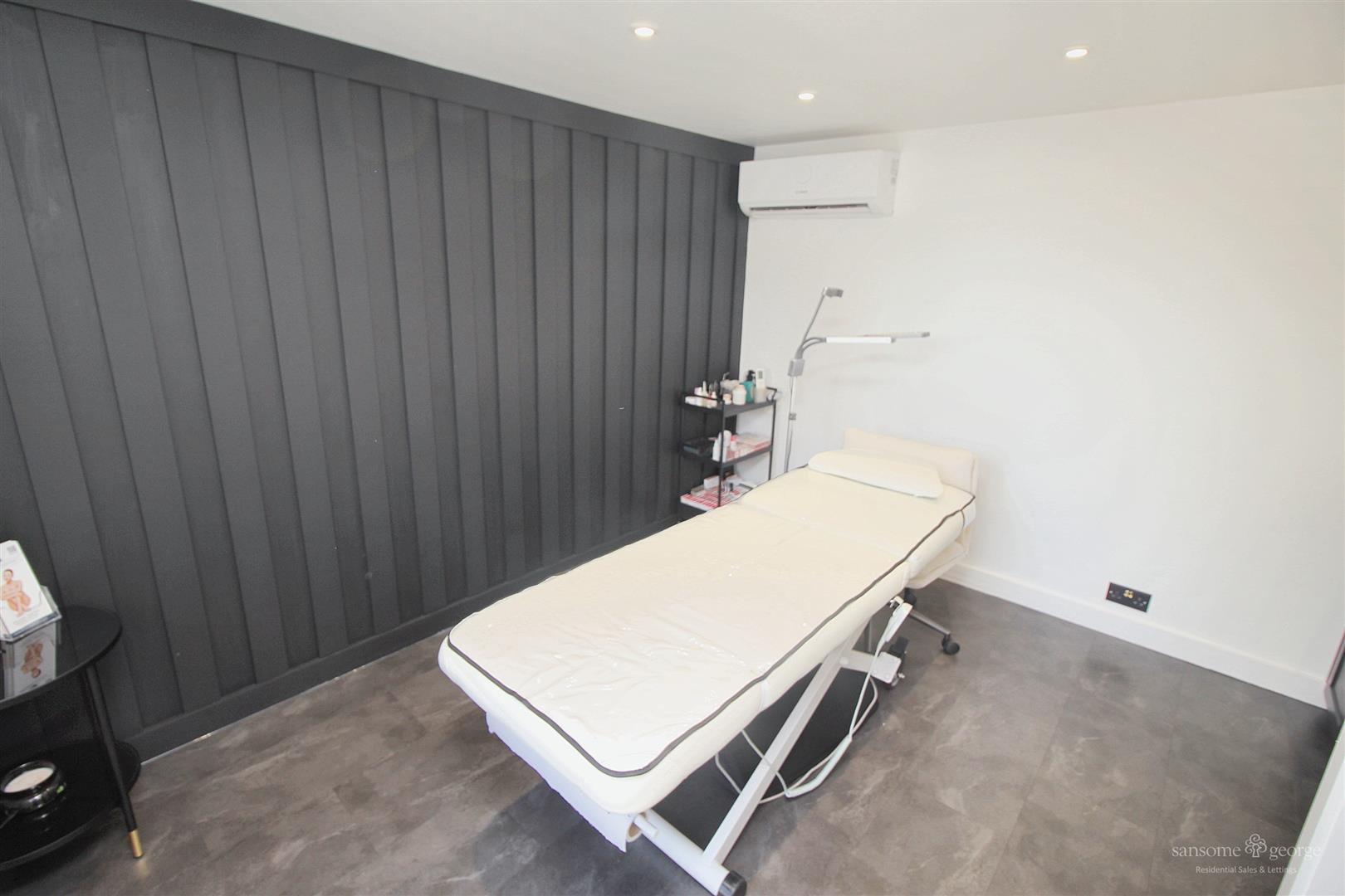 Latimer Drive, Calcot, Reading
